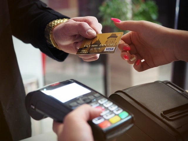Fordeler og ulemper med å godta kredittkort i butikken din