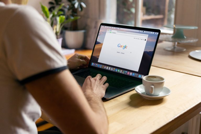 Utviklingen av Sosiale Medier: Fra Chat-Rom til Massivt Online Samfunn